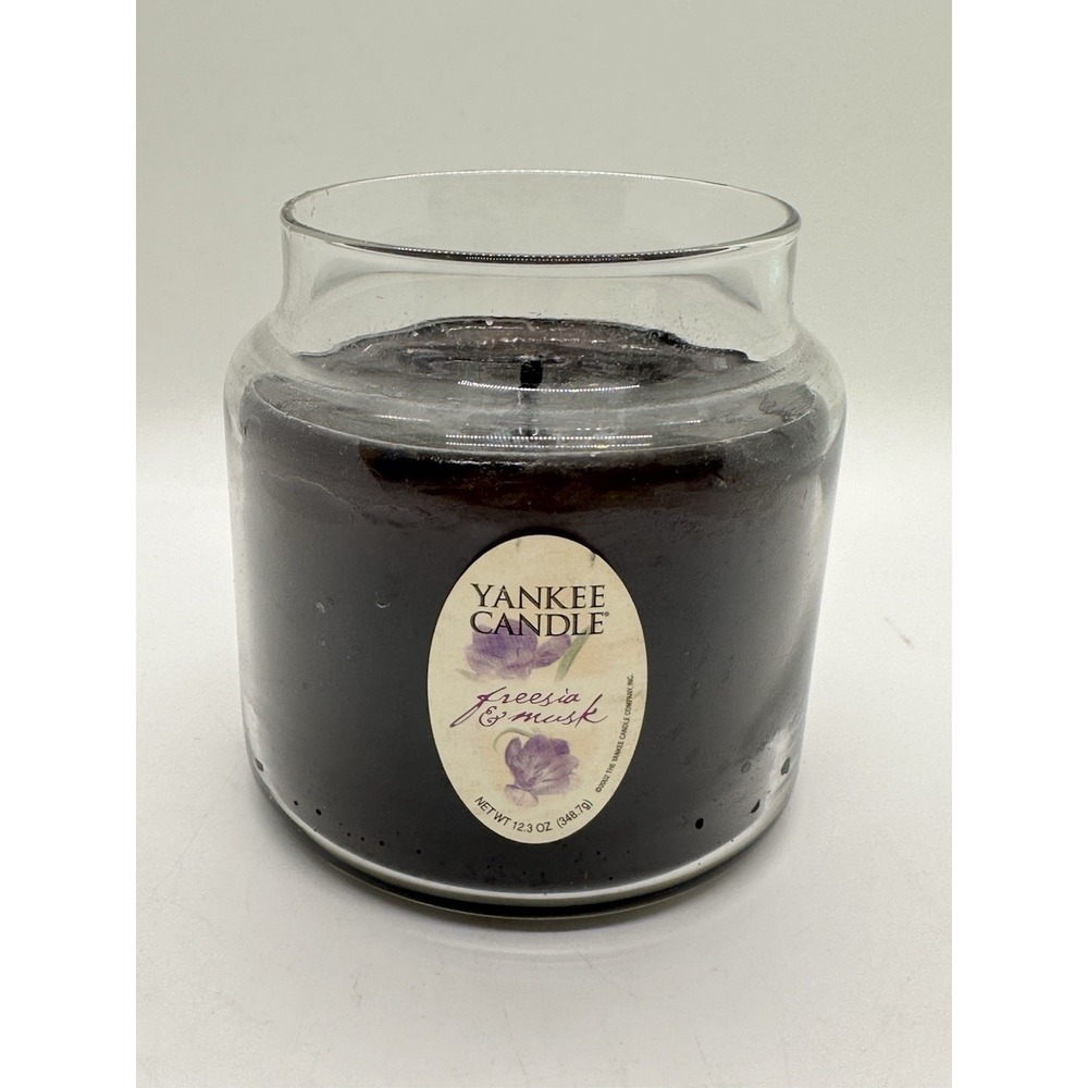 Yankee Candle 12.3 ‎ oz. Single Wick Candle Freesia & Musk Metal Candle Holder